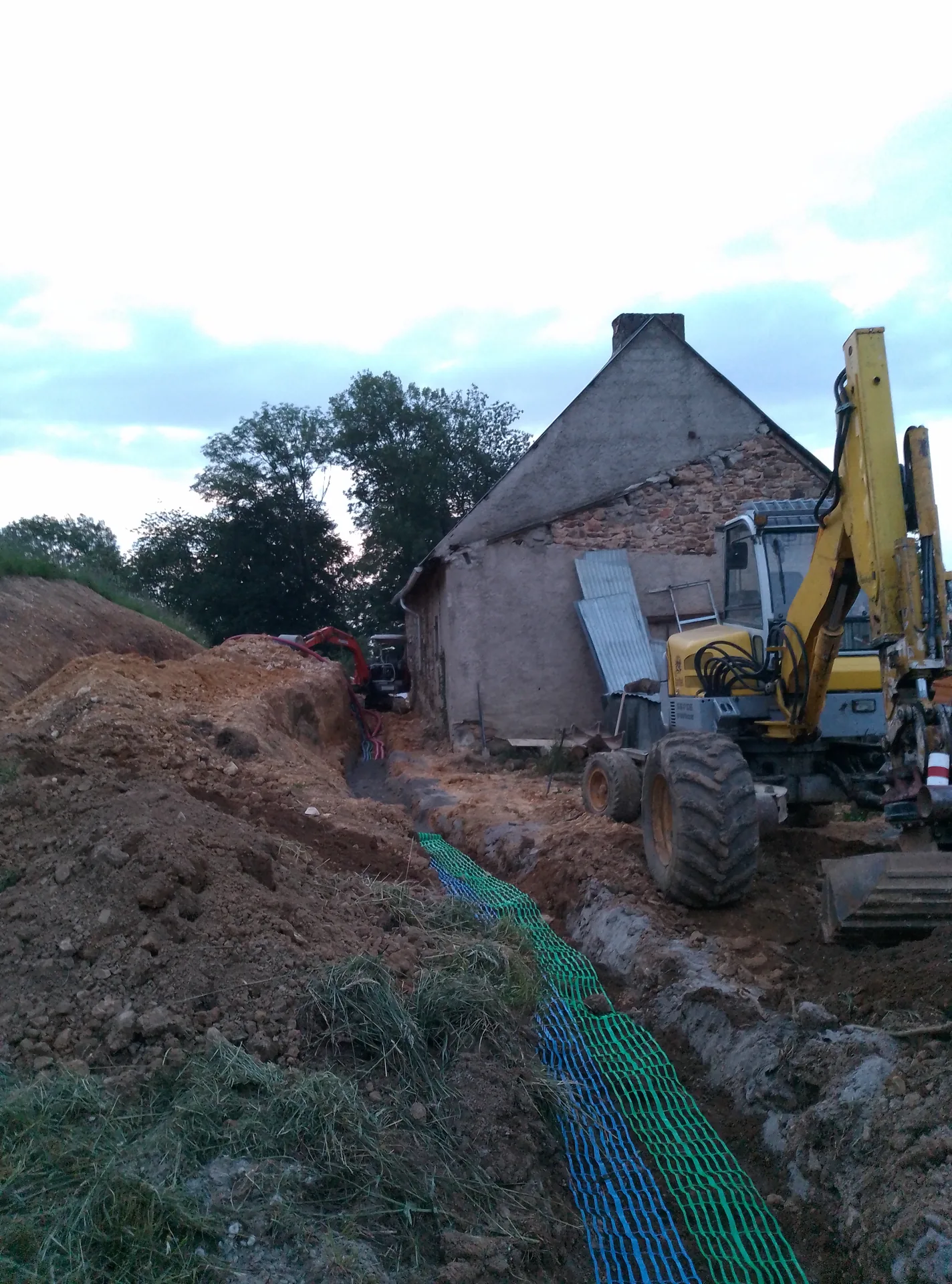 Pose de réseaux et drainage en tranchée sur un chantier d'accès difficile